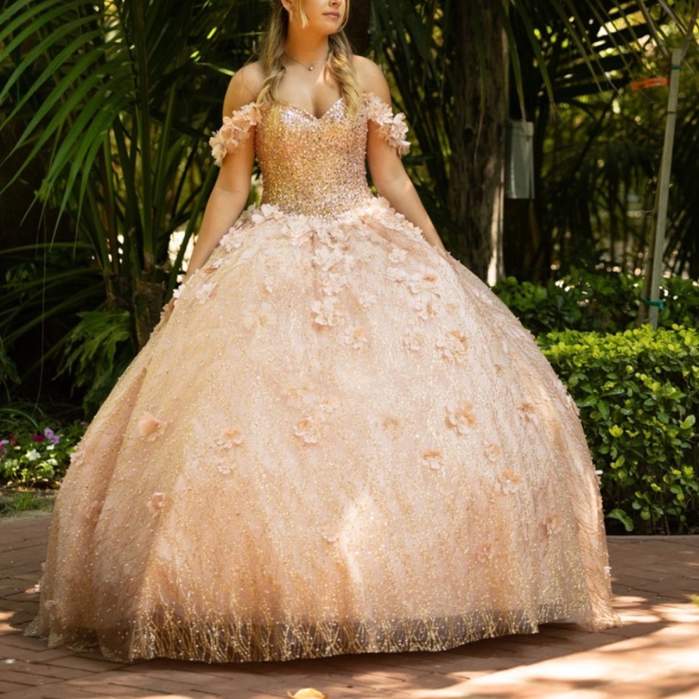Moda 2000 quinceañera dress